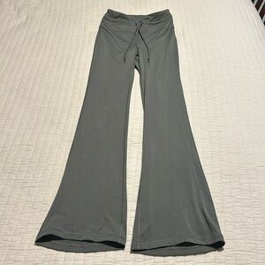 Yogalicious lux xs flare leggings with drawstring
Grey sage color